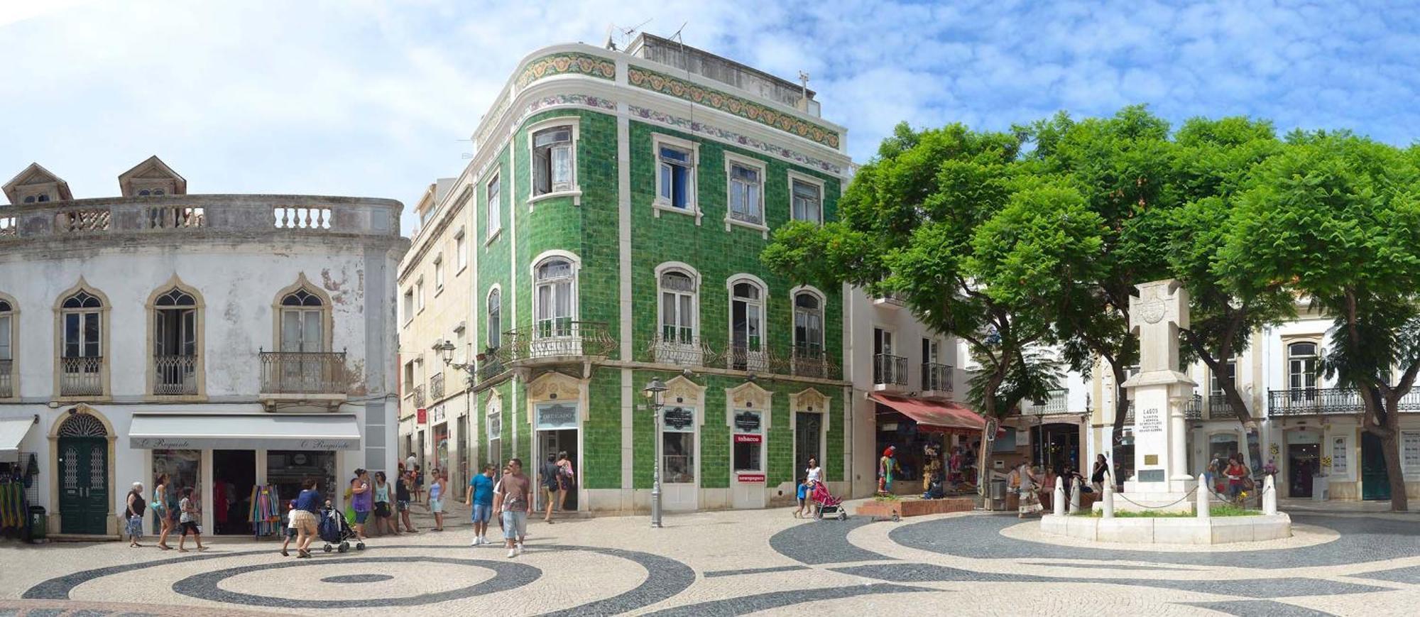 A44 - Casa Crisogno Street In Lagos